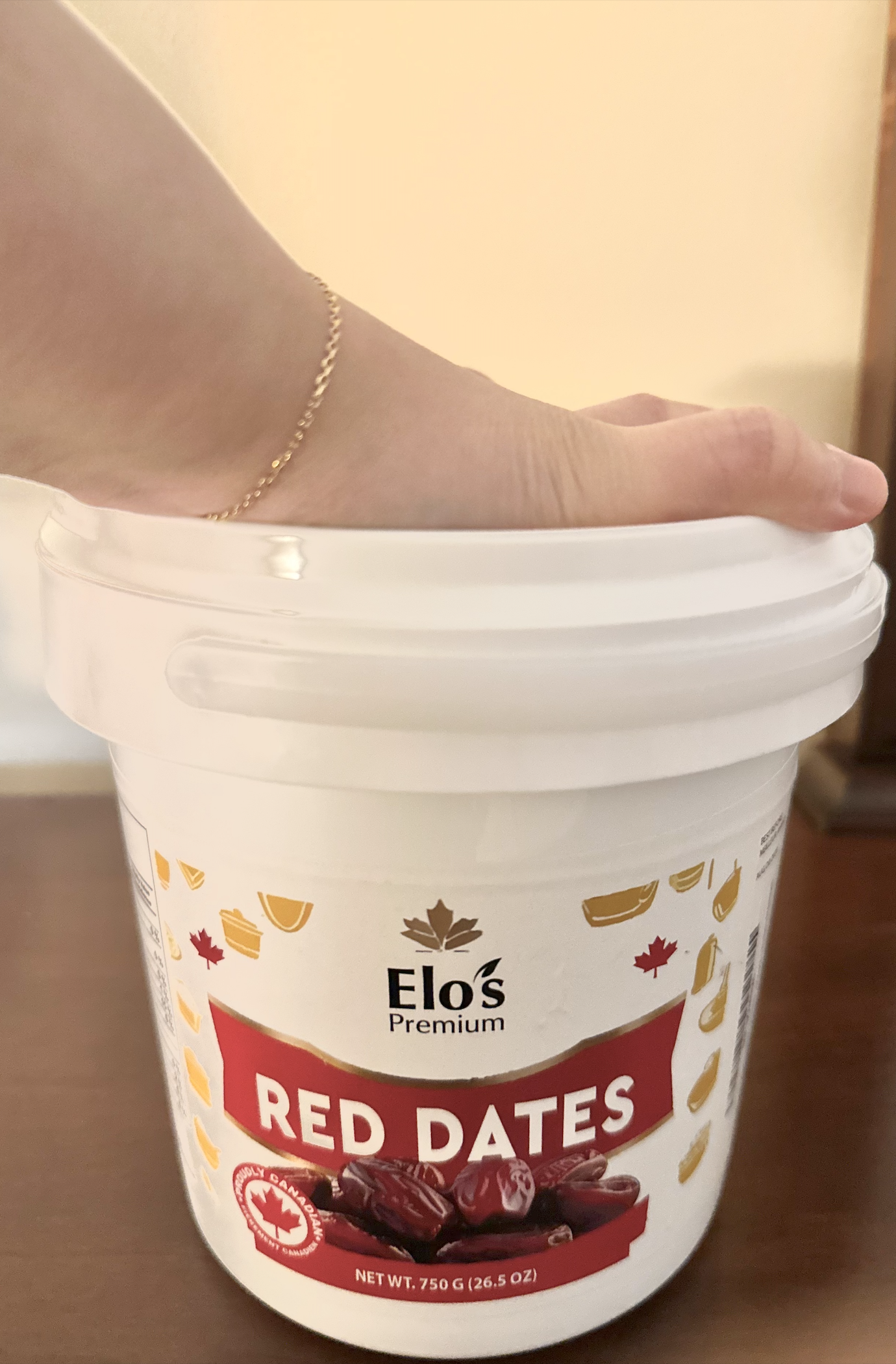 Pressing the lid down firmly until the red date container is fully sealed